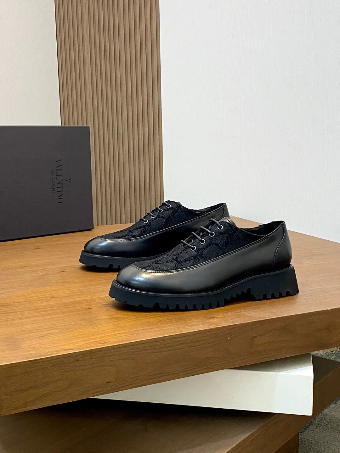 Men's shoes 💰740 VALENTINO Valentino's new men's fashionable casual leather shoes. These leather shoes are made of imported cowhide leather uppers, dyed calfskin lining and calfskin insoles. The upper foot is soft, comfortable and breathable. Comes with complete packaging in the original box! Visible details and quality. Size: 39-44 (customized at 38.45.46)